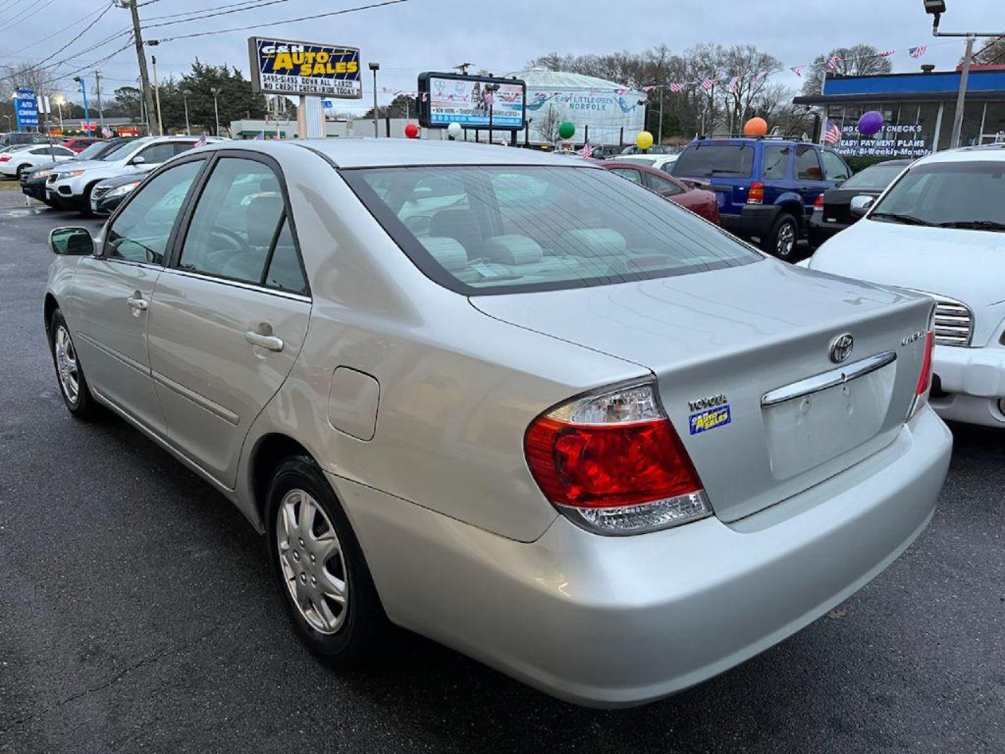 2005 SILVER TOYOTA CAMRY LE (4T1BE30K25U) with an 2.4L engine, Automatic transmission, located at 930 E Little Creek Road, Norfolk, VA, 23518, (757) 588-0420, 36.915051, -76.244408 - Photo#2