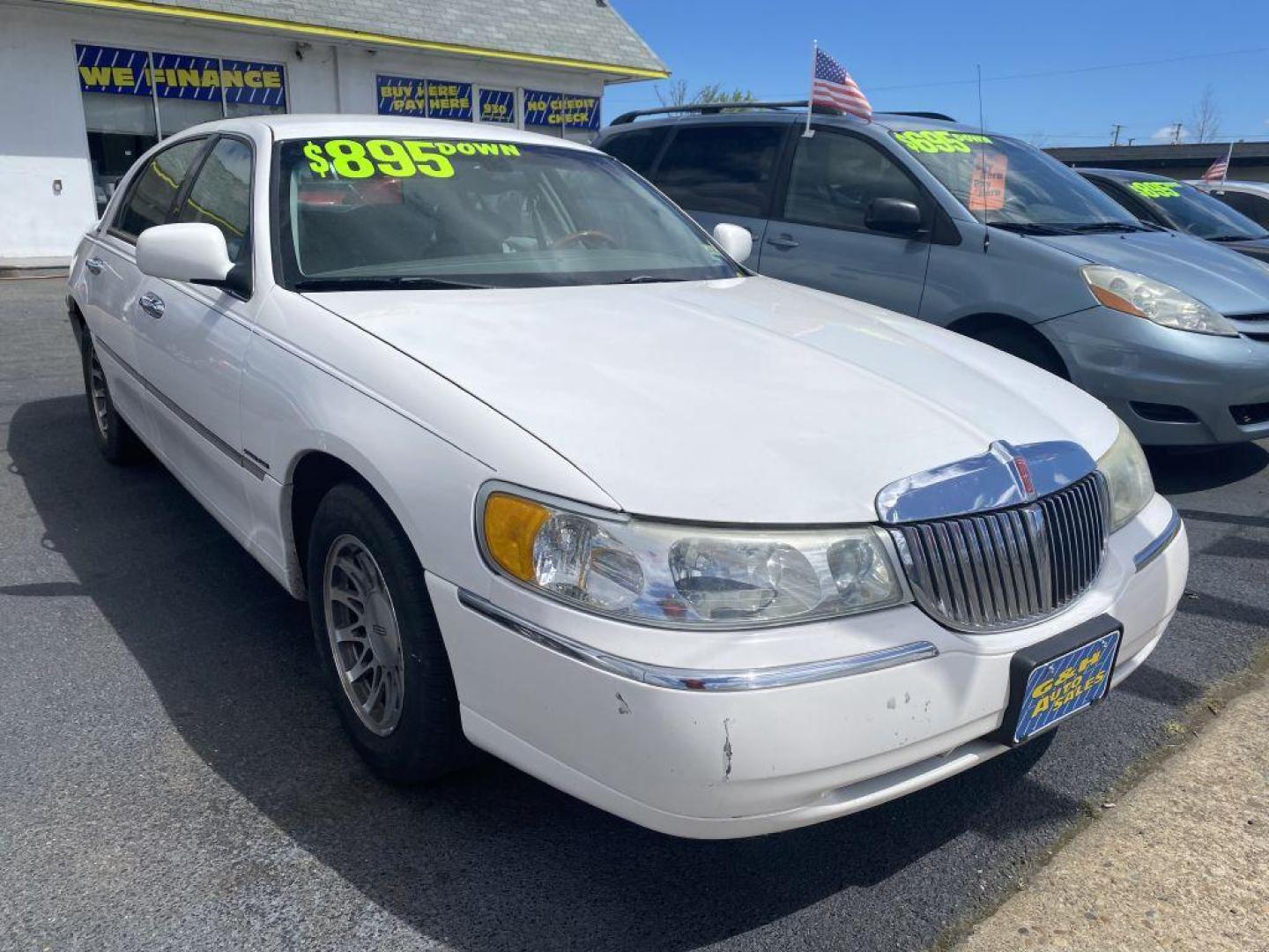 2002 WHITE LINCOLN TOWN CAR SIGNATURE (1LNHM82W92Y) with an 4.6L engine, Automatic transmission, located at 930 E Little Creek Road, Norfolk, VA, 23518, (757) 588-0420, 36.915051, -76.244408 - Photo#0