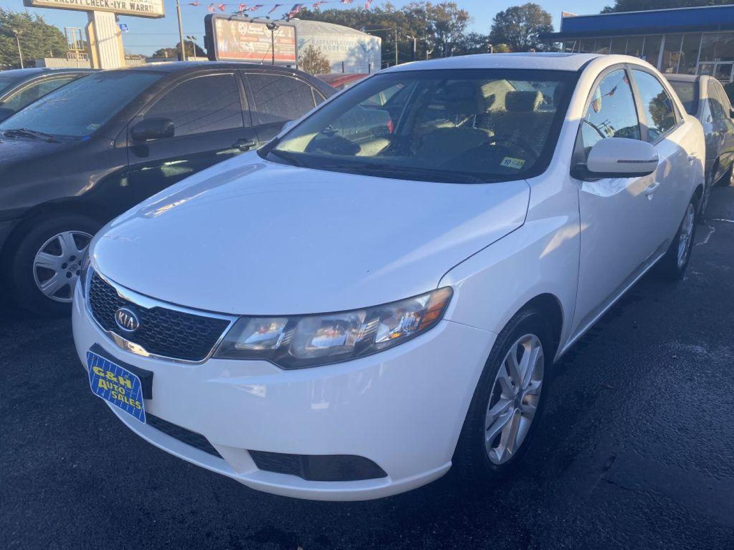 2011 WHITE KIA FORTE EX (KNAFU4A21B5) with an 2.0L engine, Automatic transmission, located at 930 E Little Creek Road, Norfolk, VA, 23518, (757) 588-0420, 36.915051, -76.244408 - Photo#0