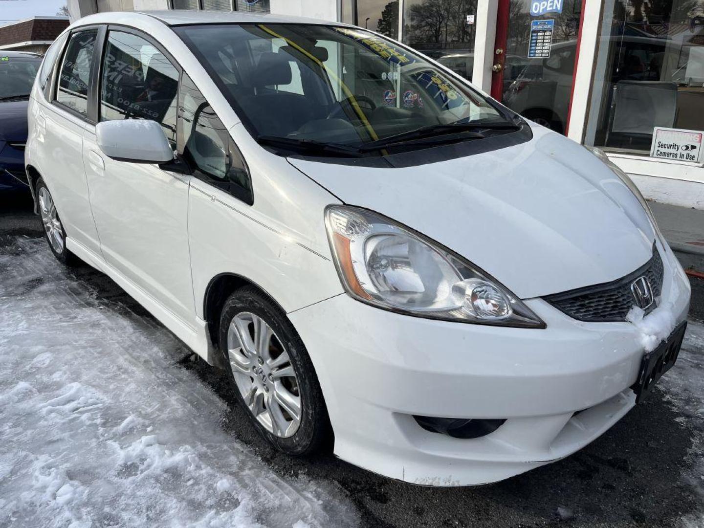 2009 WHITE HONDA FIT SPORT (JHMGE88409S) with an 1.5L engine, Automatic transmission, located at 930 E Little Creek Road, Norfolk, VA, 23518, (757) 588-0420, 36.915051, -76.244408 - Photo#0