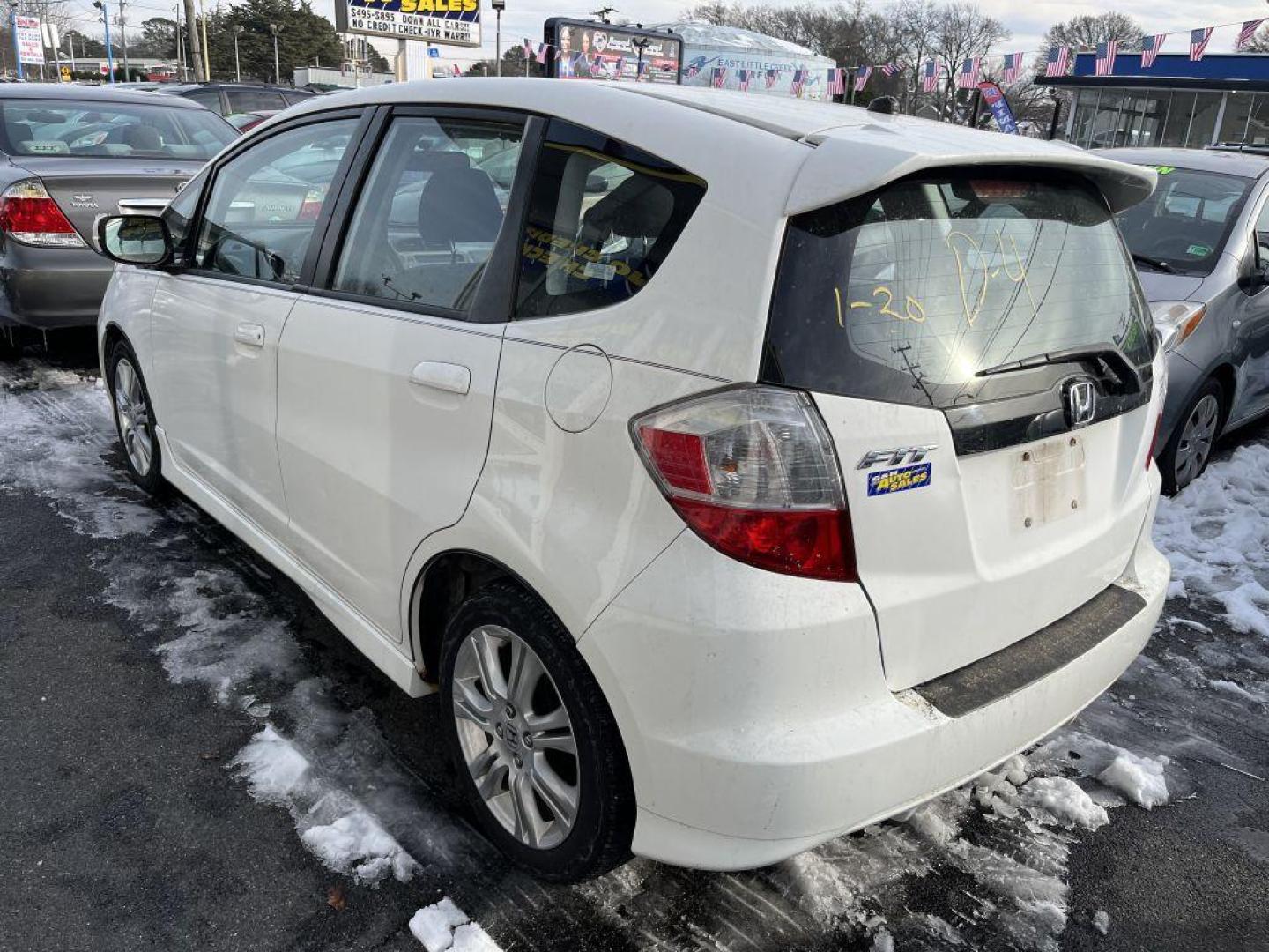 2009 WHITE HONDA FIT SPORT (JHMGE88409S) with an 1.5L engine, Automatic transmission, located at 930 E Little Creek Road, Norfolk, VA, 23518, (757) 588-0420, 36.915051, -76.244408 - Photo#3