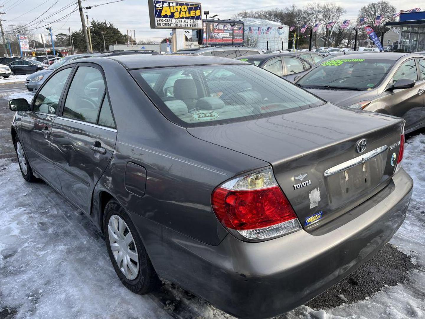 2005 GRAY TOYOTA CAMRY LE (4T1BE30K75U) with an 2.4L engine, Automatic transmission, located at 930 E Little Creek Road, Norfolk, VA, 23518, (757) 588-0420, 36.915051, -76.244408 - Photo#3